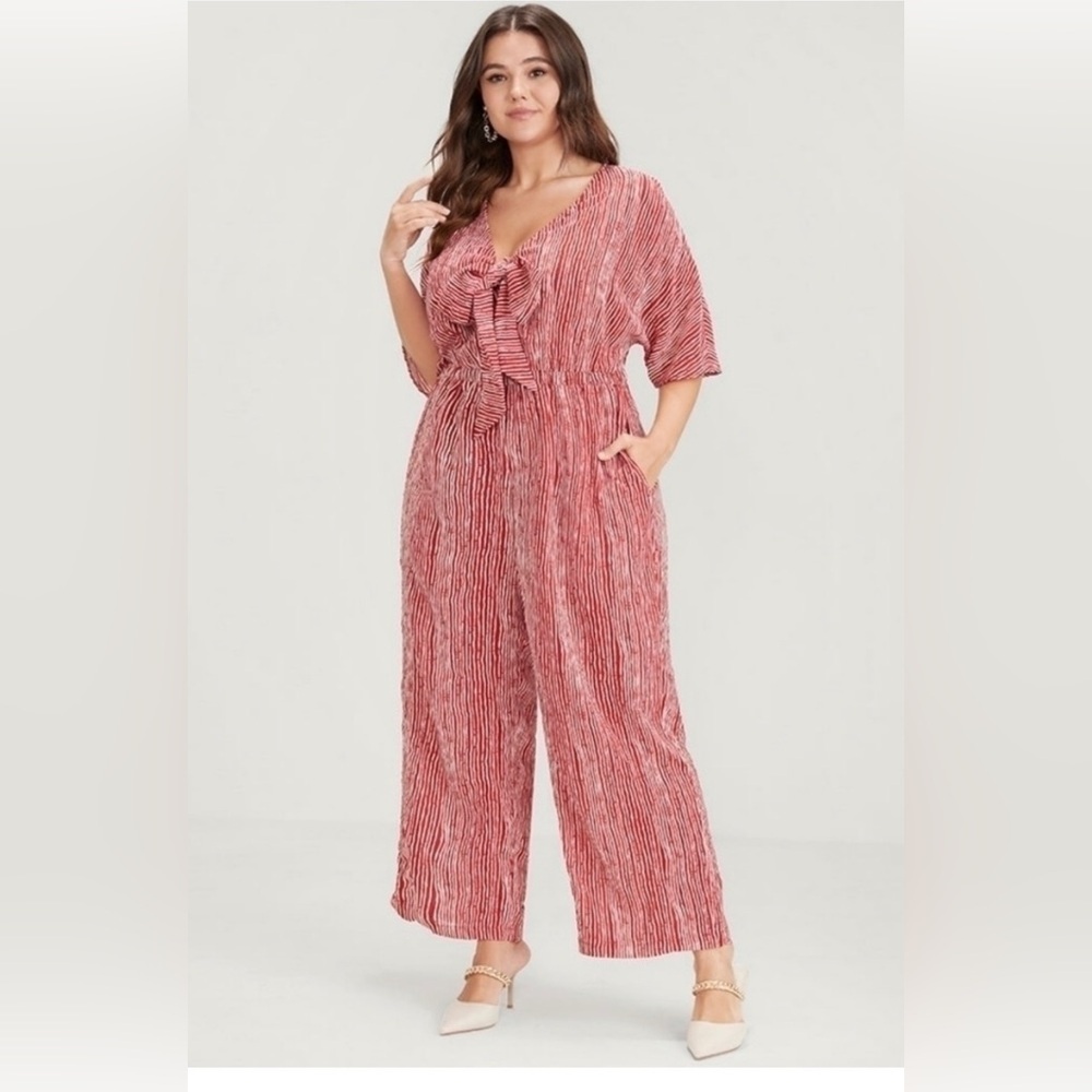 NWT Striped red and white front tie knot Jumpsuit size 22/24 🌺🌸🌺